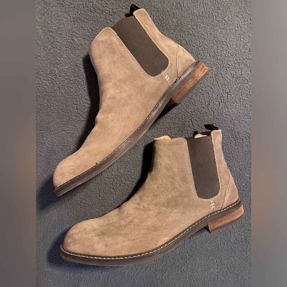 Men's Size 12 Vionic kingsley Brown
Suede Boots